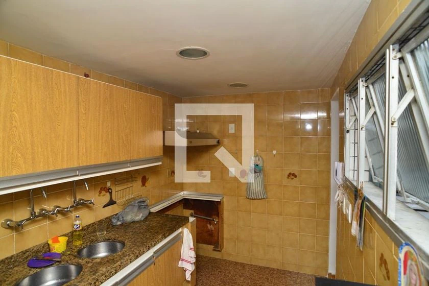 4-bedroom apartment with wood or laminate floors — photo 30