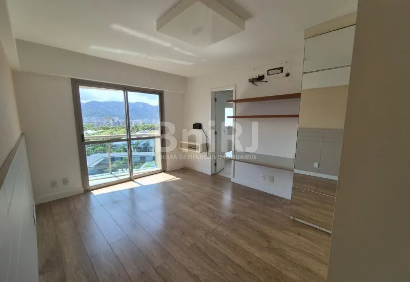 Apartment with 4 bedrooms and a glass balcony — photo 25