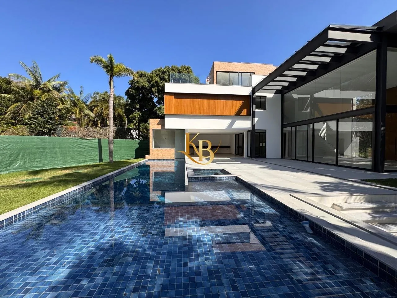 Casa com 5 quartos e área de piscina ao ar livre — photo 55