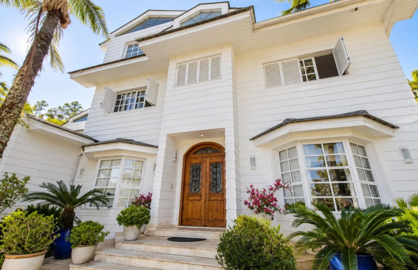 Furnished house, 660 m², with a water view — photo 4