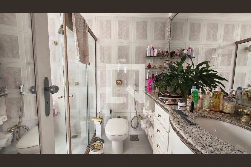 290 m² house with a bathtub and a walk-in closet — photo 21