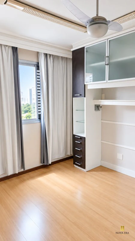 Glass-enclosed balcony in a 3-bedroom apartment, 124 m² — photo 6