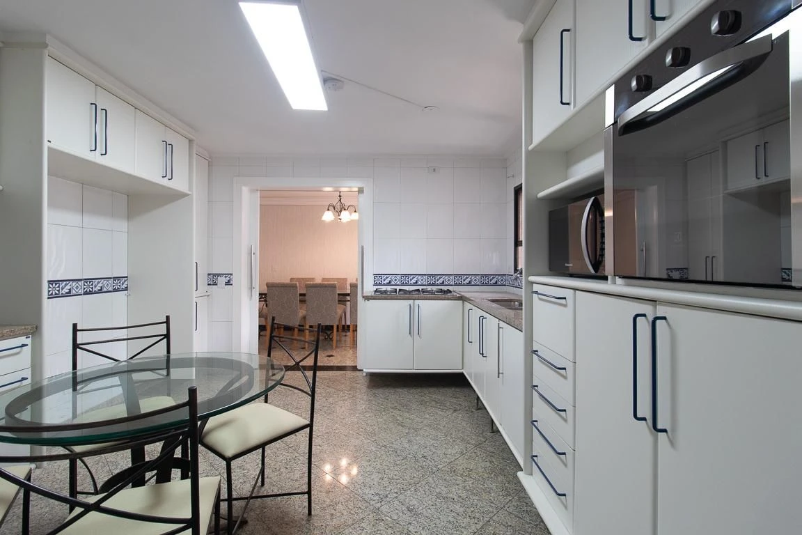 3-bedroom apartment with a bathtub in Curitiba — photo 21