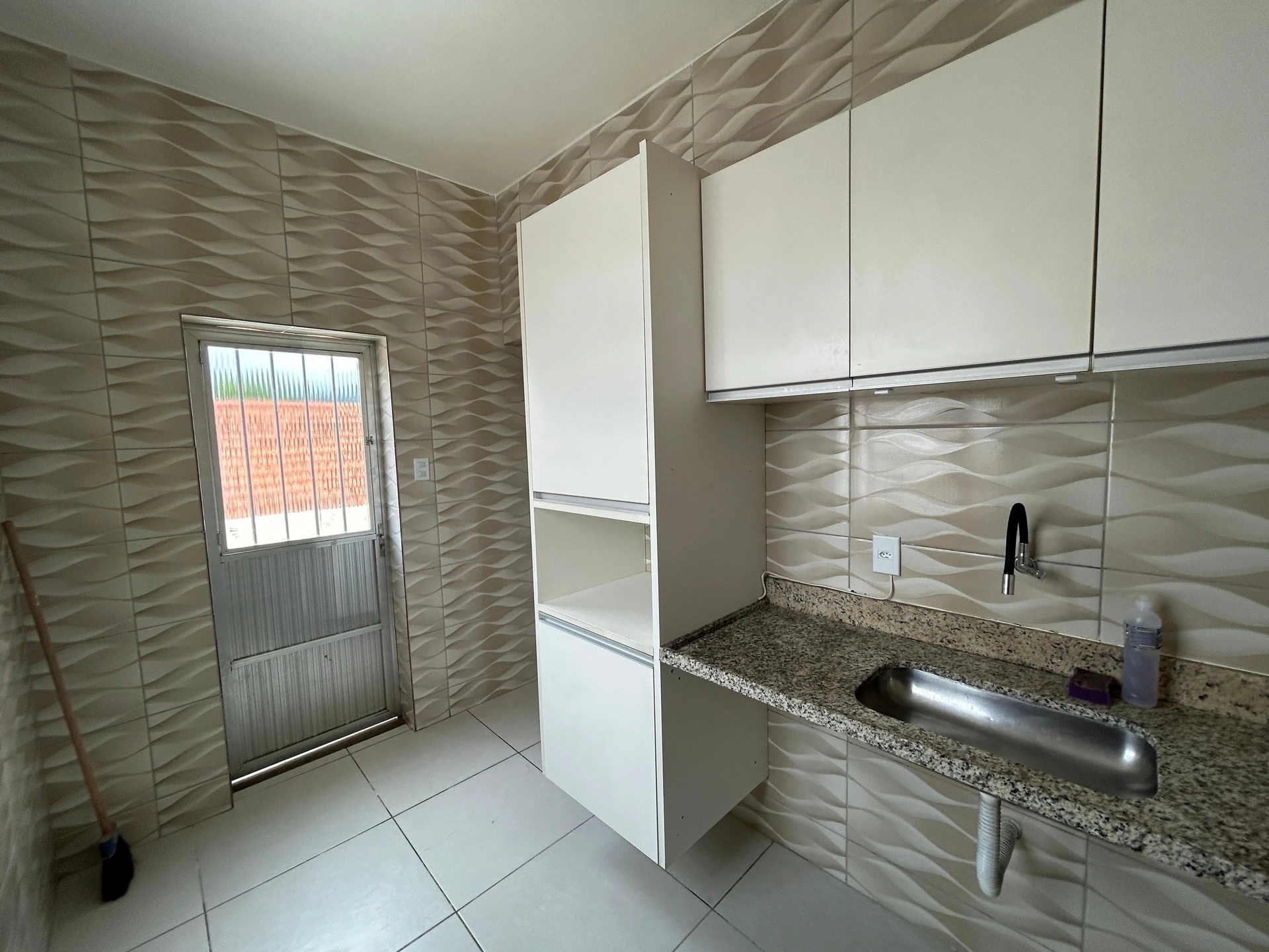 Casa de 2 quartos com piso de madeira ou laminado — photo 6