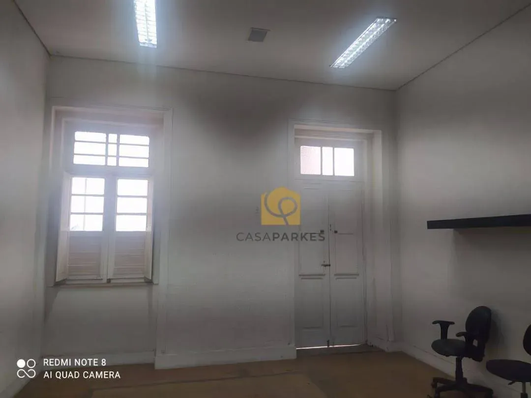 Casa com 2 dormitórios e piso de madeira na sala — photo 25
