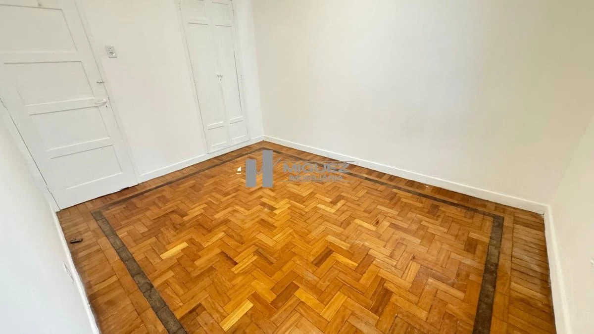 Wood or laminate floors in a 3-bedroom house, 80 m² — photo 4