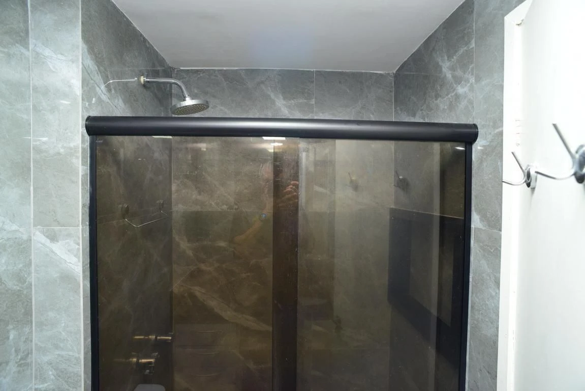 Rental apartment with 2 bedrooms and a glass balcony — photo 29