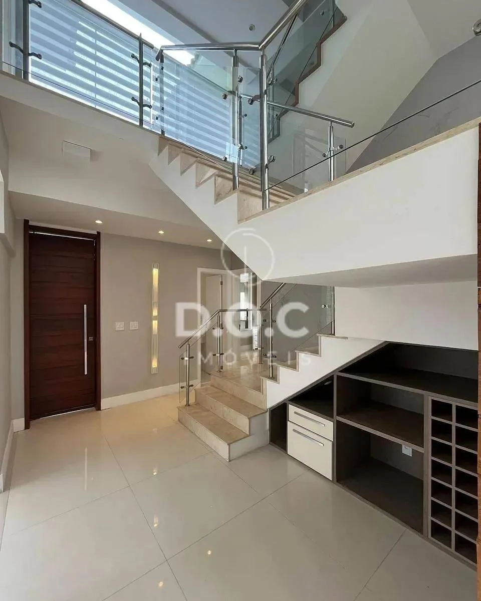 Floor-to-ceiling windows in a 5-bedroom house, 300 m² — photo 44