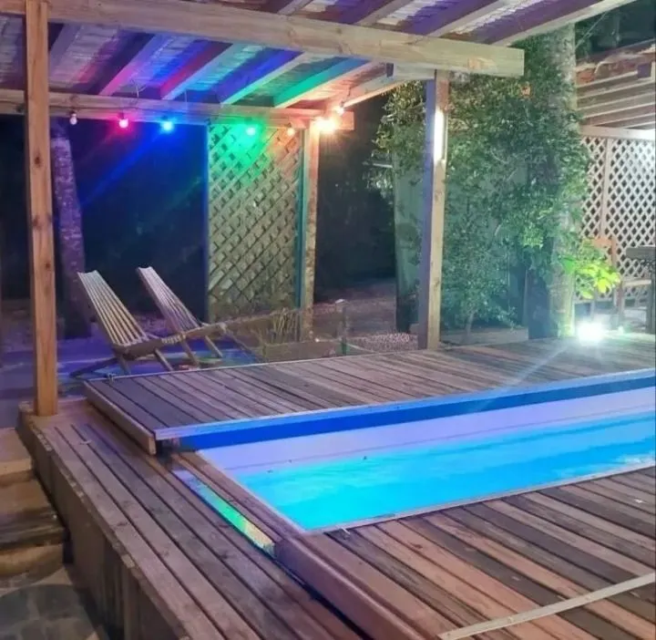 2-bedroom house with a bathtub in Florianópolis — photo 15