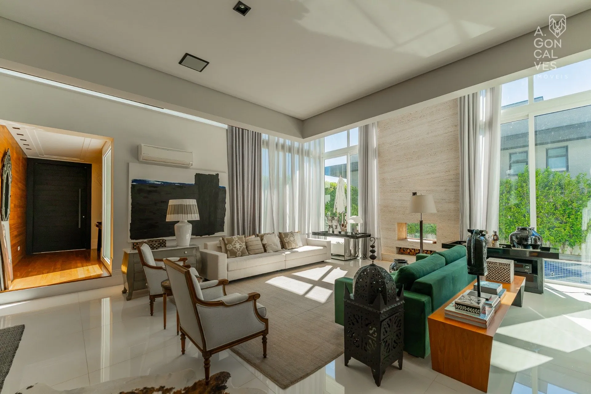 Furnished 420 m² house with 3 en-suites and 4 parking