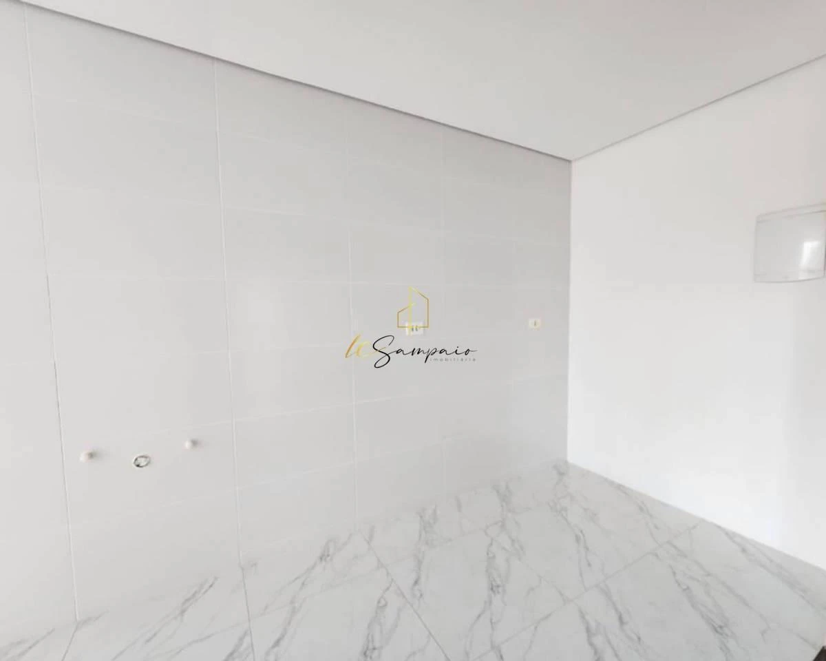 2-bedroom apartment with a glass-enclosed balcony — photo 4