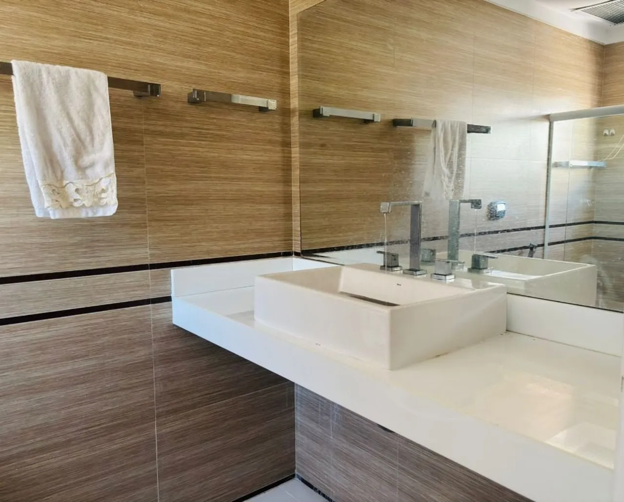 House with 5 bedrooms and a modern glass balcony — photo 3
