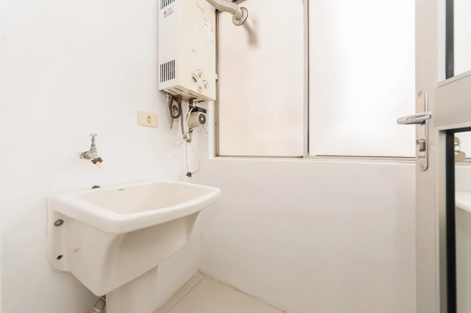 1-bedroom apartment with a separate, closed kitchen — photo 11