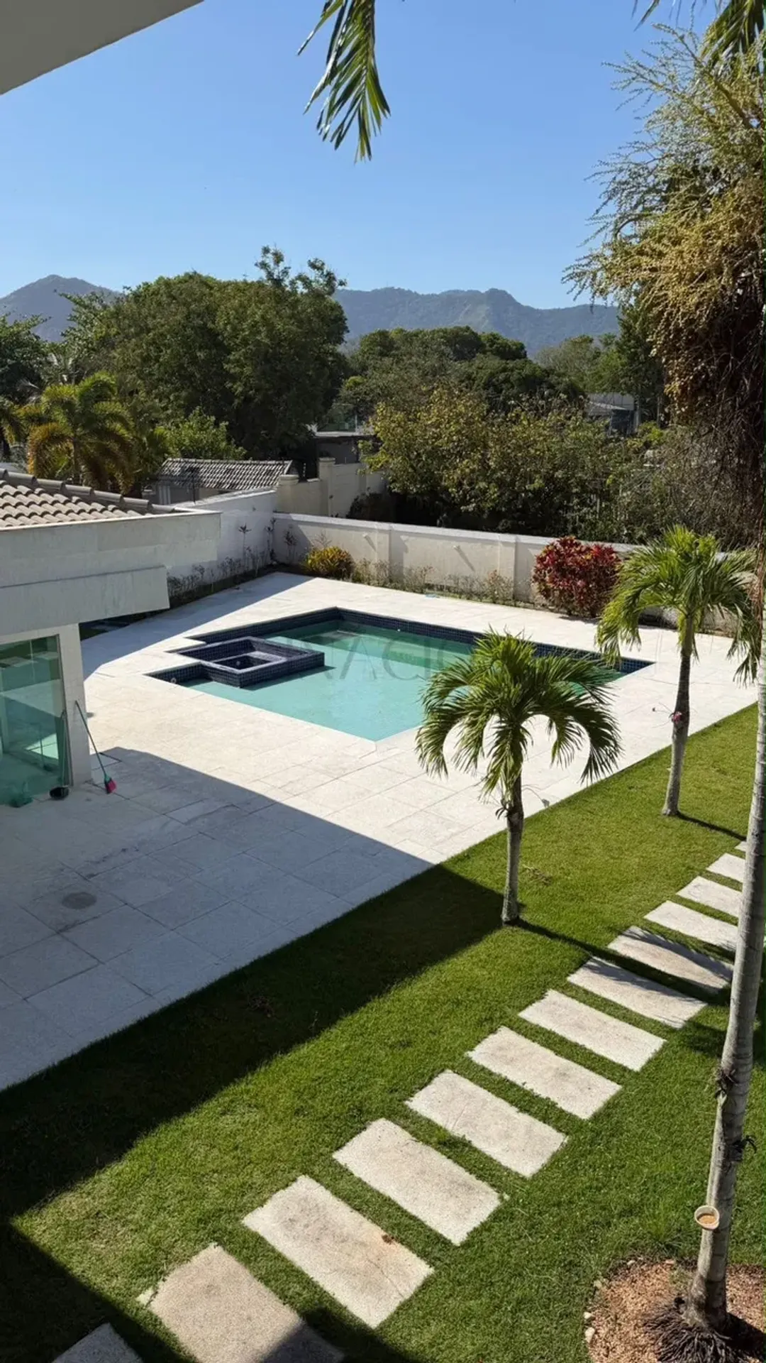 House, 950 m², with floor-to-ceiling windows — photo 5
