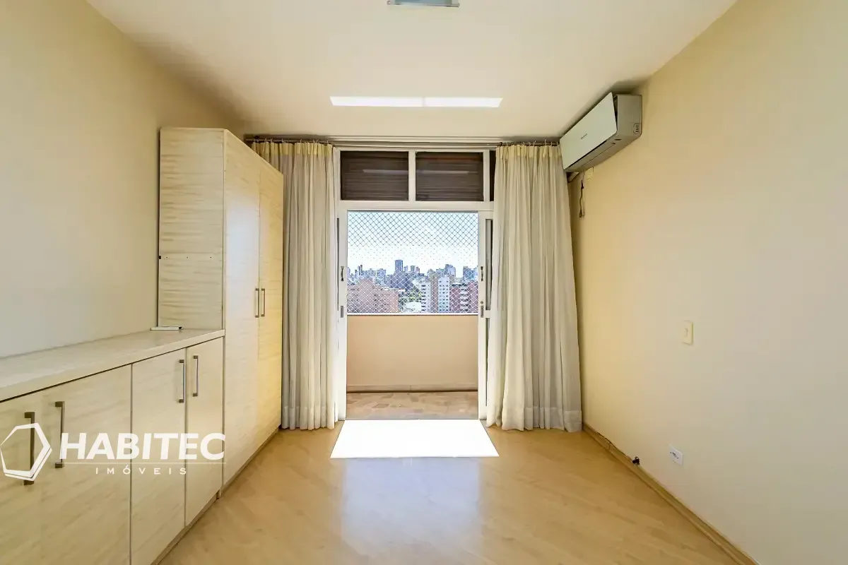 4-bedroom apartment with 2 bathrooms and a balcony — photo 27