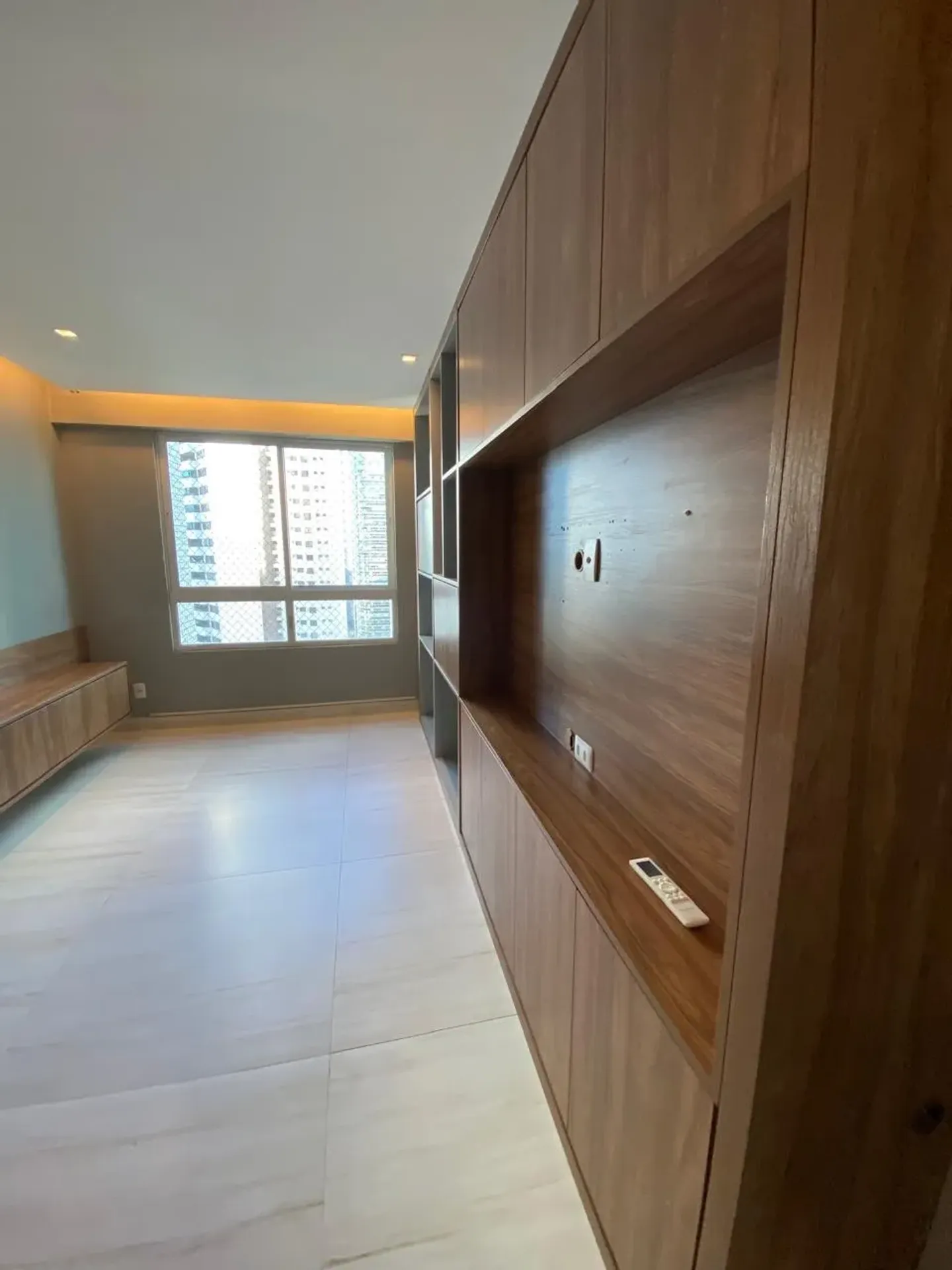 Glass-enclosed balcony in a 3-bedroom apartment, 125 m² — photo 16