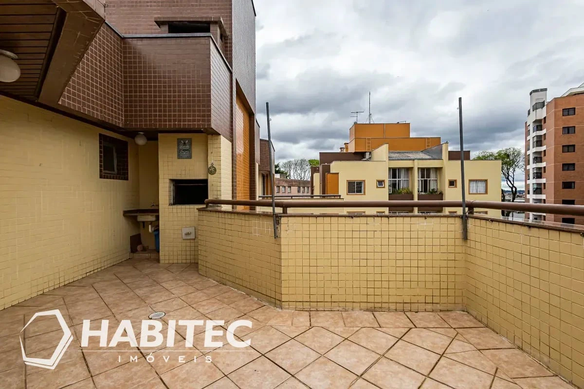 Wood or laminate floors in a 3-bedroom apartment, 102 m² — photo 15