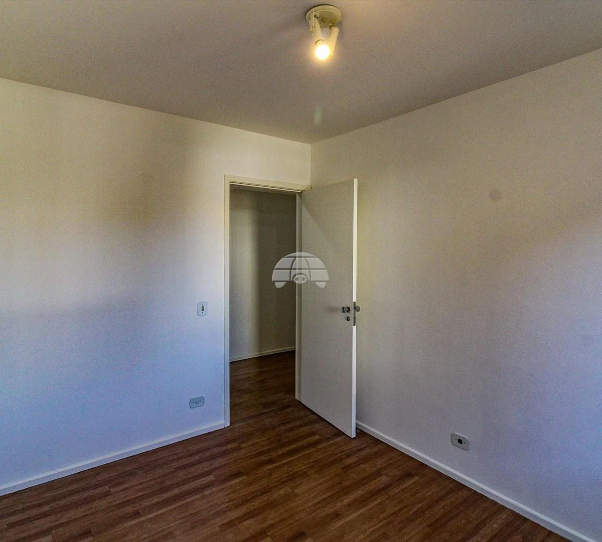 3-bedroom apartment with wood or laminate floors — photo 10