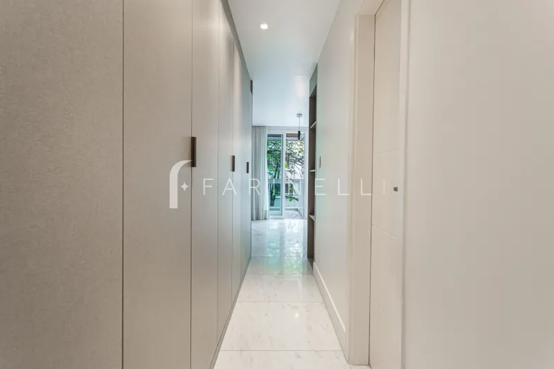 Glass-enclosed balcony in a 3-bedroom apartment, 136 m² — photo 21