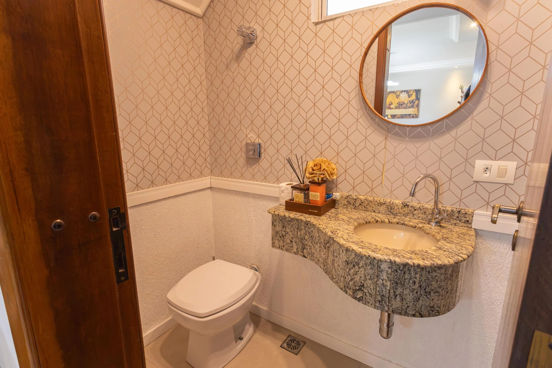Bathtub in a 3-bedroom house, 180 m² — photo 66
