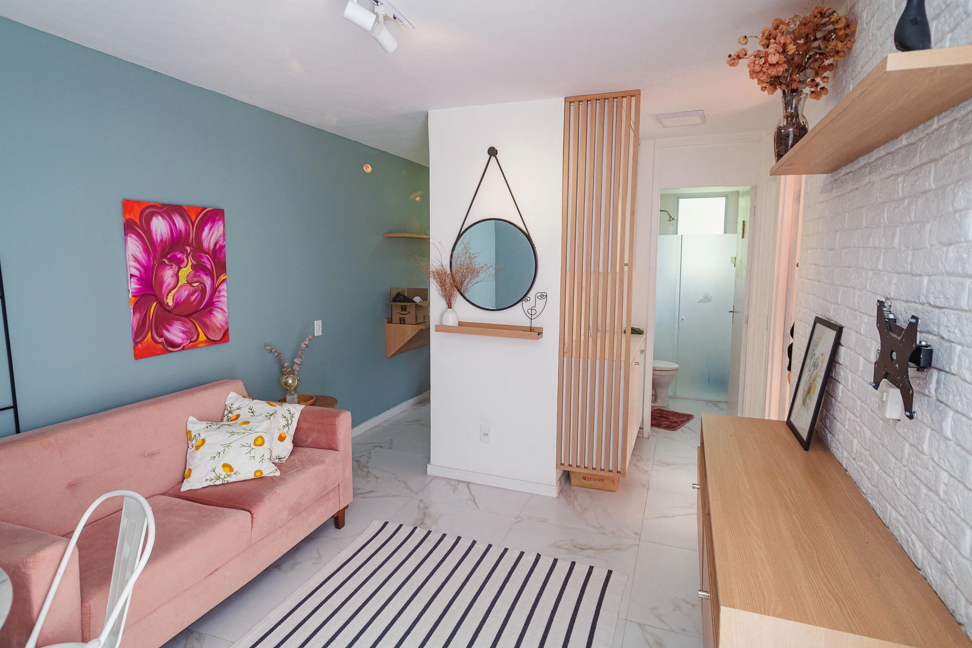 Furnished 2-bedroom apartment with open-plan kitchen