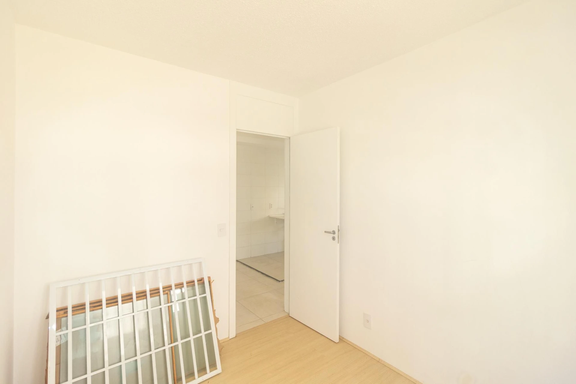 Apartamento com 2 quartos e box de vidro no banheiro — photo 32