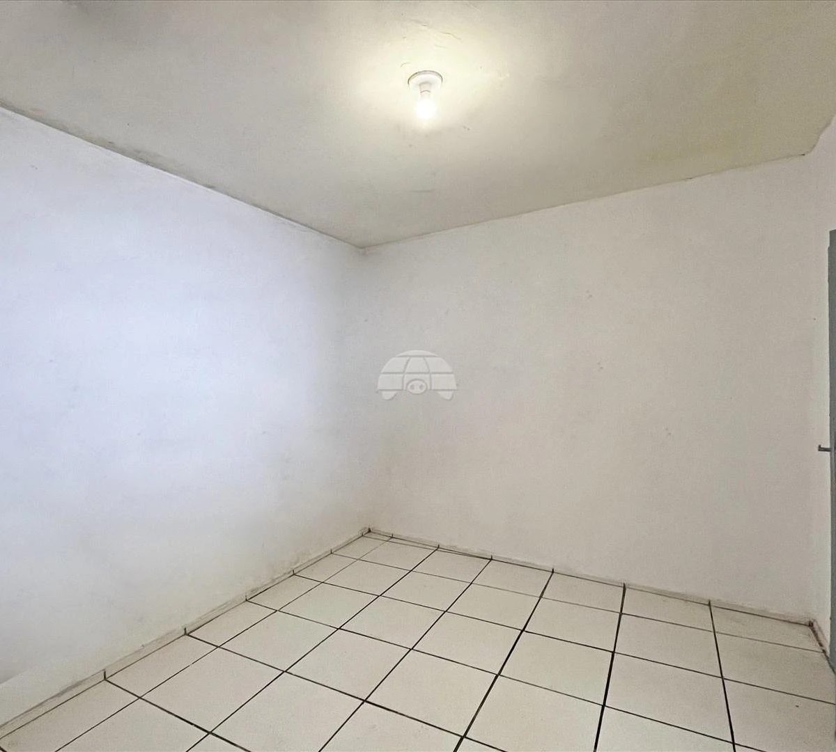 2-bedroom house with wood or laminate floors in Curitiba — photo 12