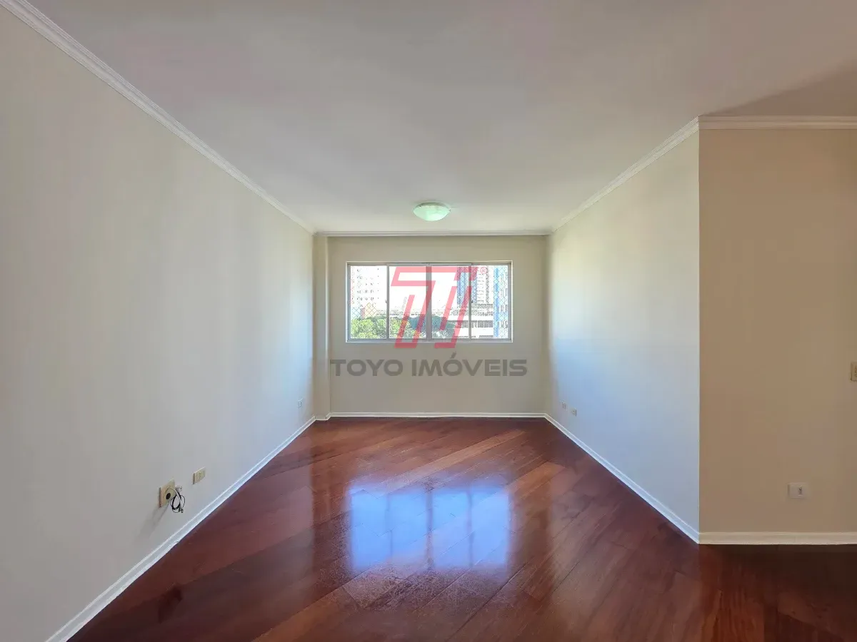 Apartamento de 3 quartos com piso de madeira na sala — photo 4