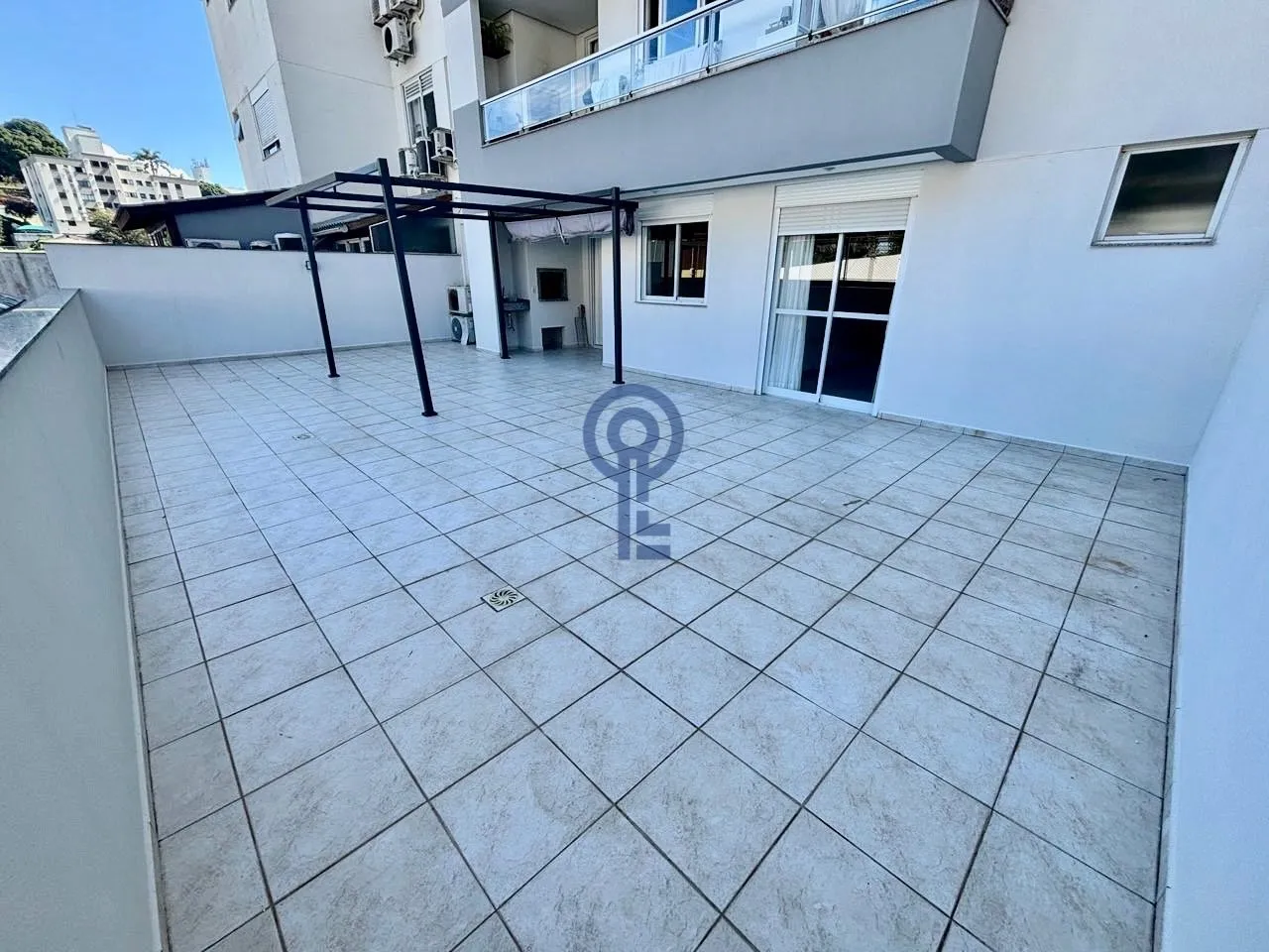 2-bedroom apartment in a building with a gym — photo 12