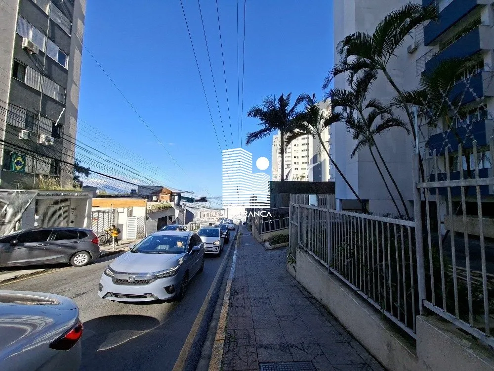 One-bedroom apartment with a washing machine — photo 3