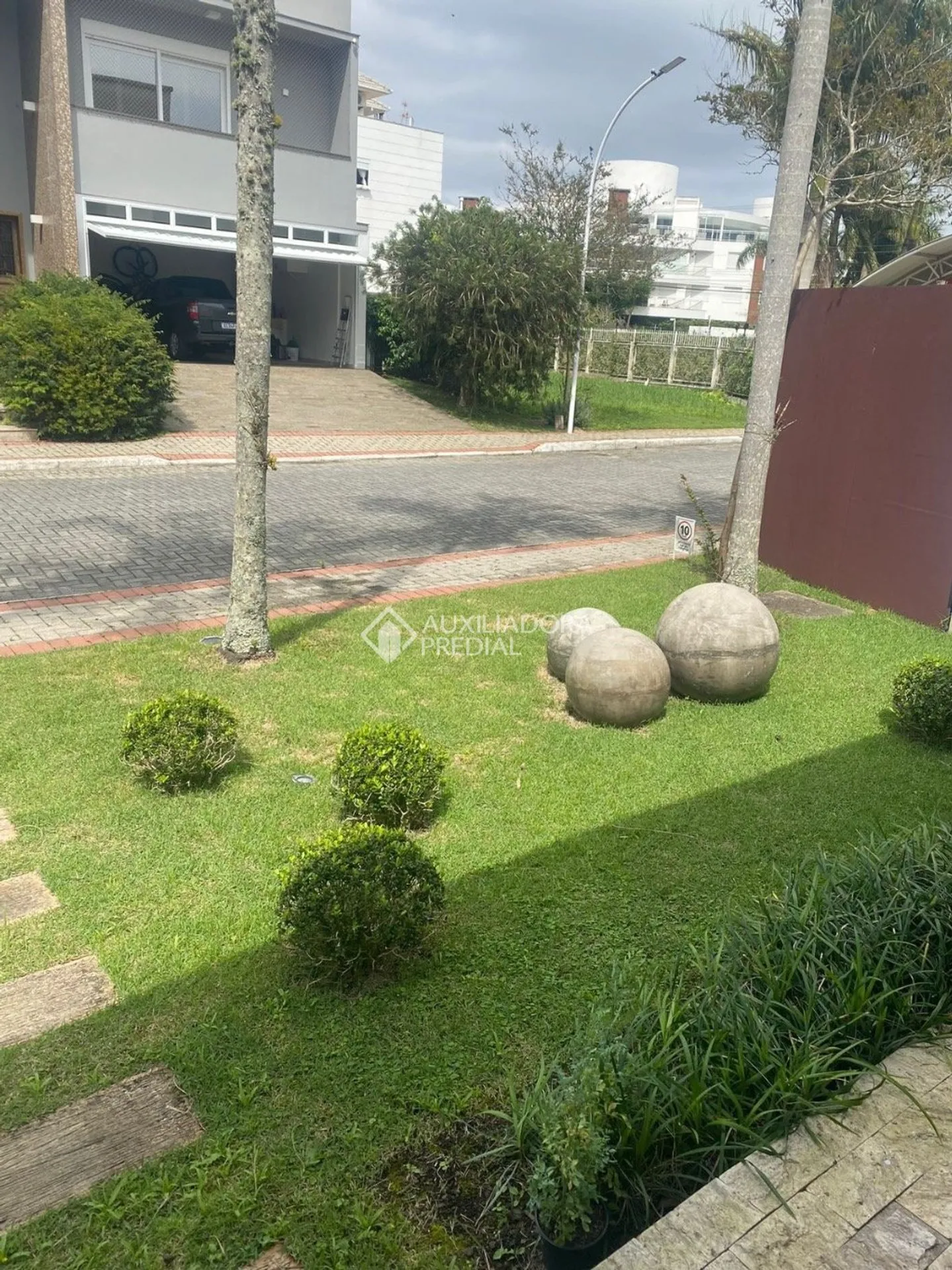 Furnished 250 m² house with 3 bedrooms and 5 bathrooms — photo 17
