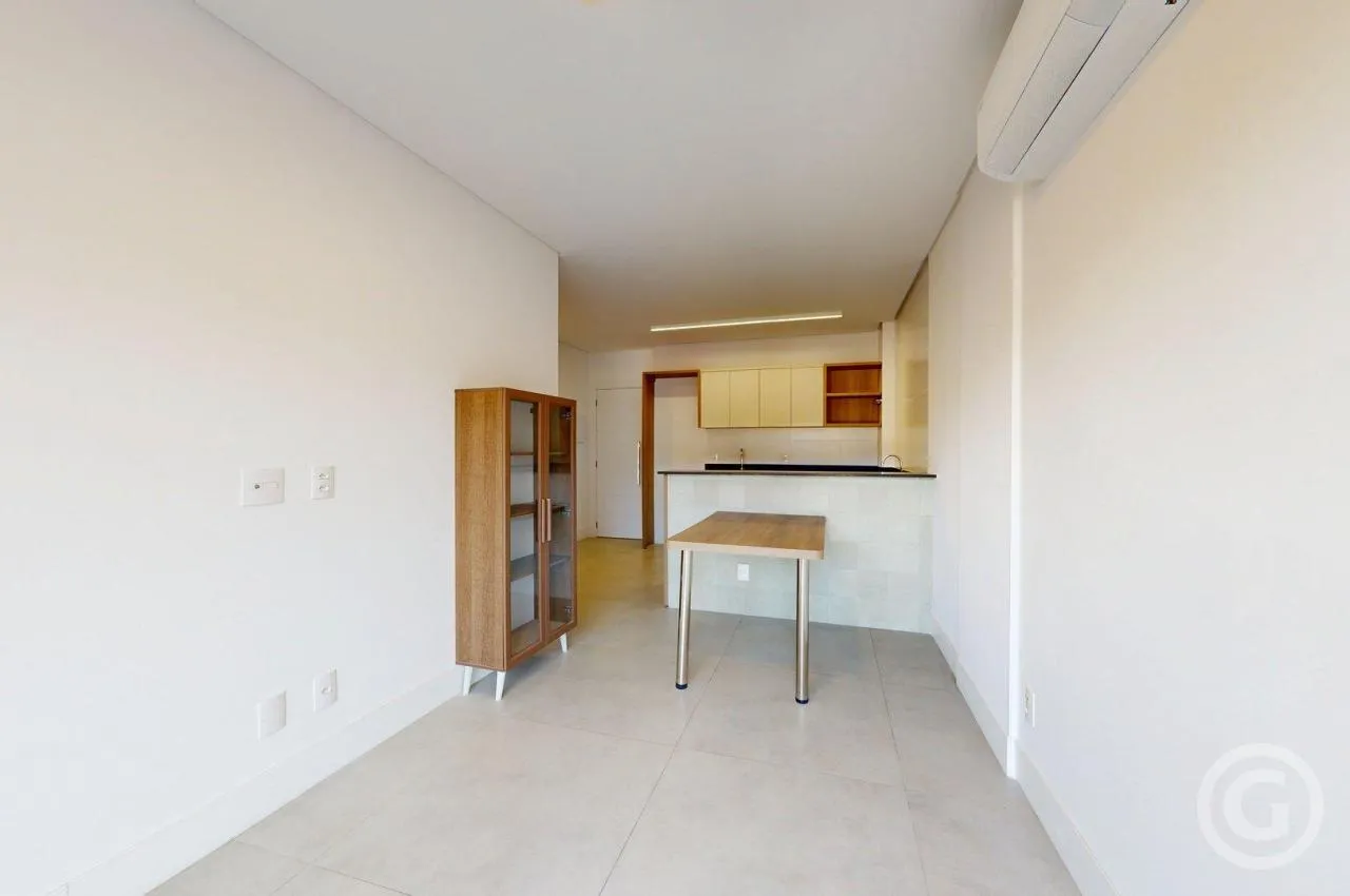 Apartment with 2 bedrooms and a glass-enclosed balcony — photo 9
