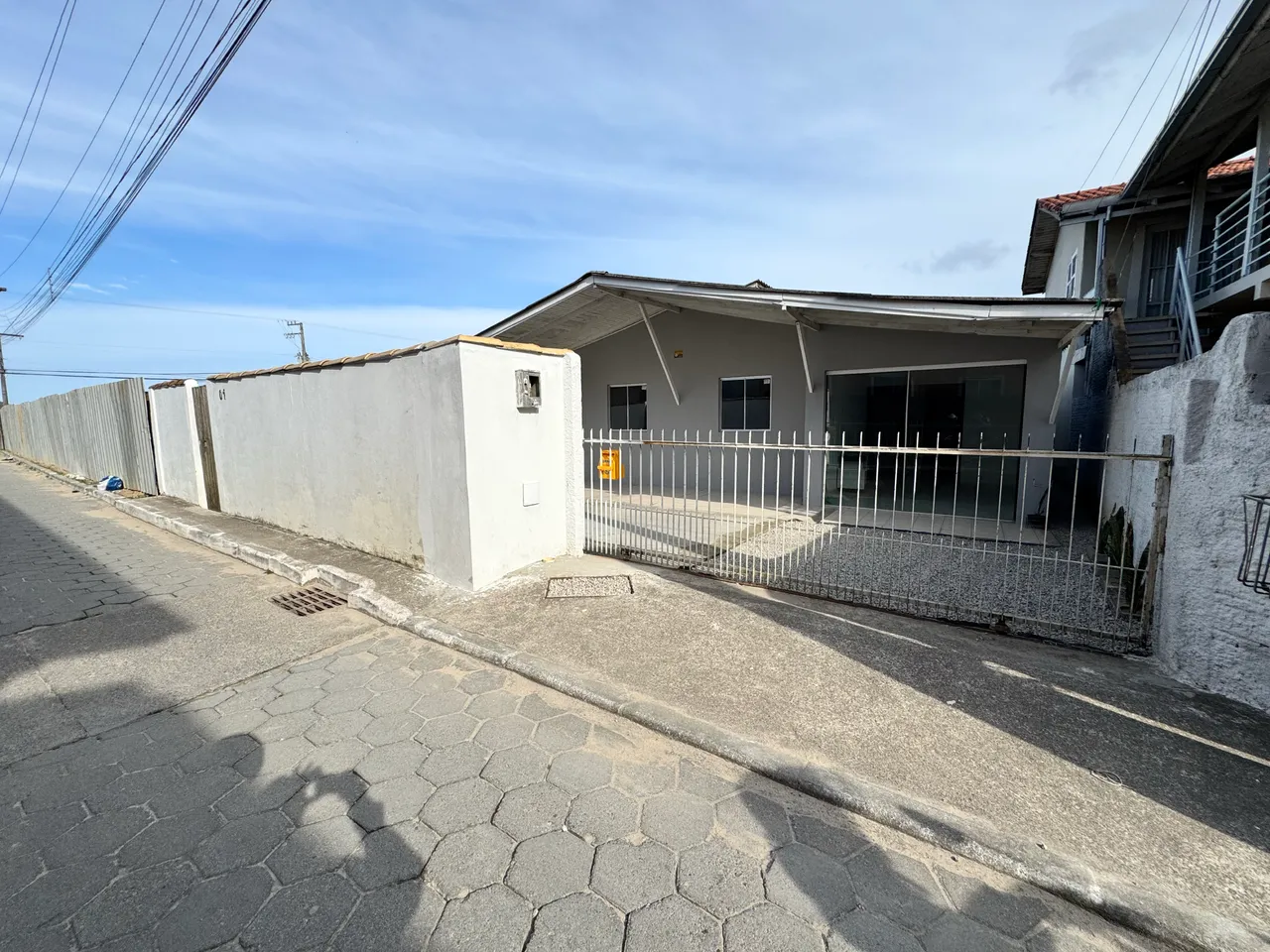 Unfurnished house with 2 bedrooms, 1 bathroom and parking