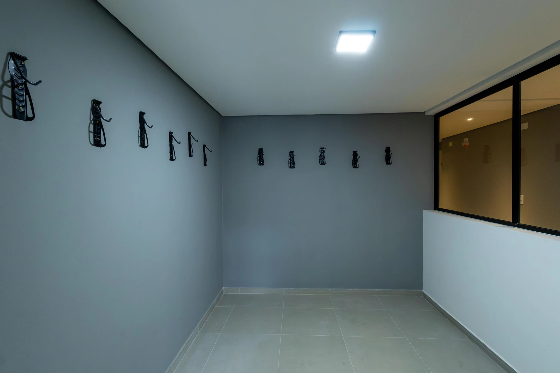 28 m² studio with a home office and a glass-enclosed balcony — photo 19