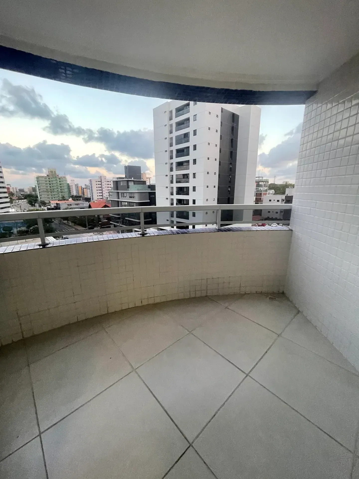 Glass-enclosed balcony in a 4-bedroom apartment, 115 m² — photo 31