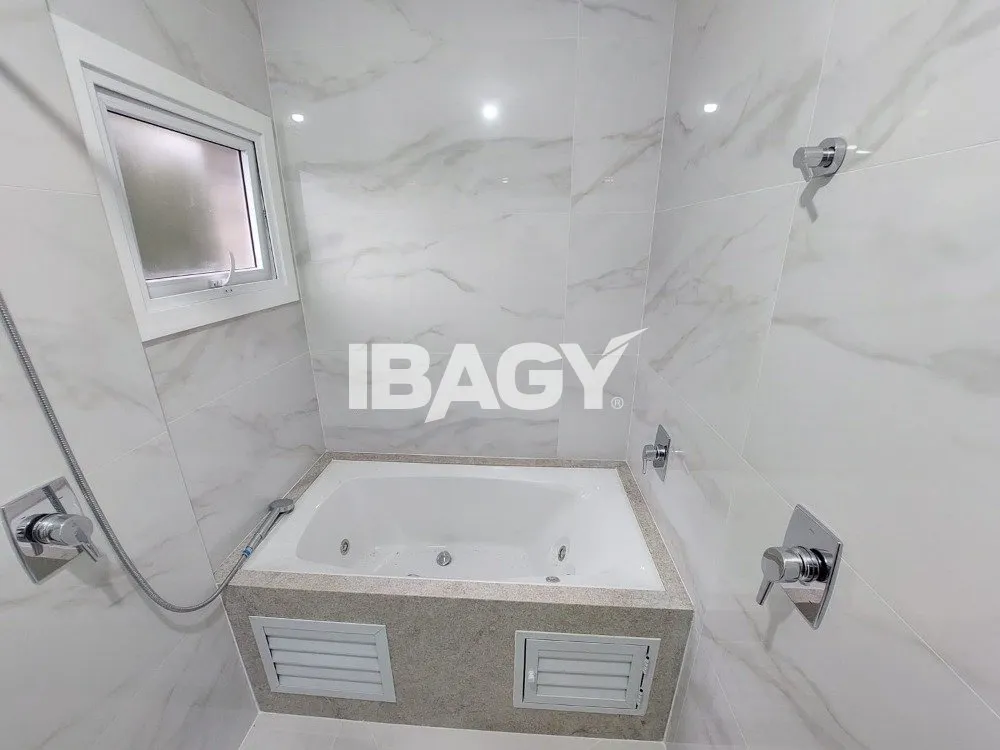 Furnished 133 m² apartment with 3 en-suite bedrooms — photo 39