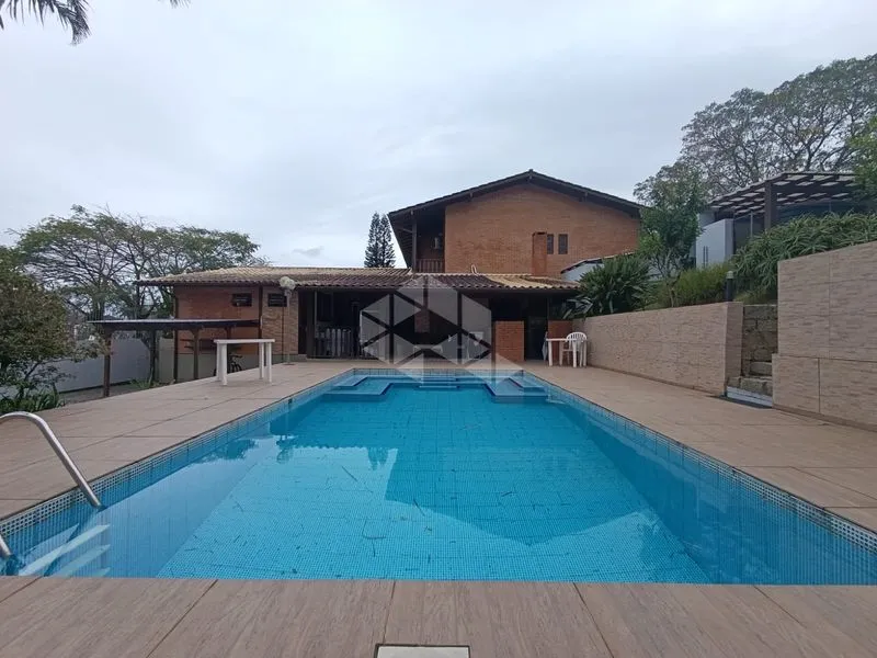Studio in a building with a pool — photo 6