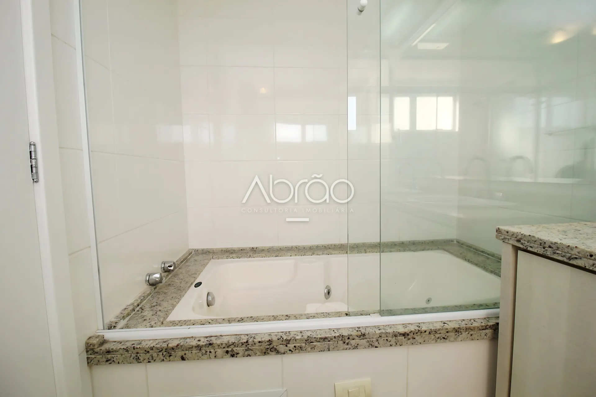 Furnished duplex apartment with 4 suites and 5 baths — photo 29