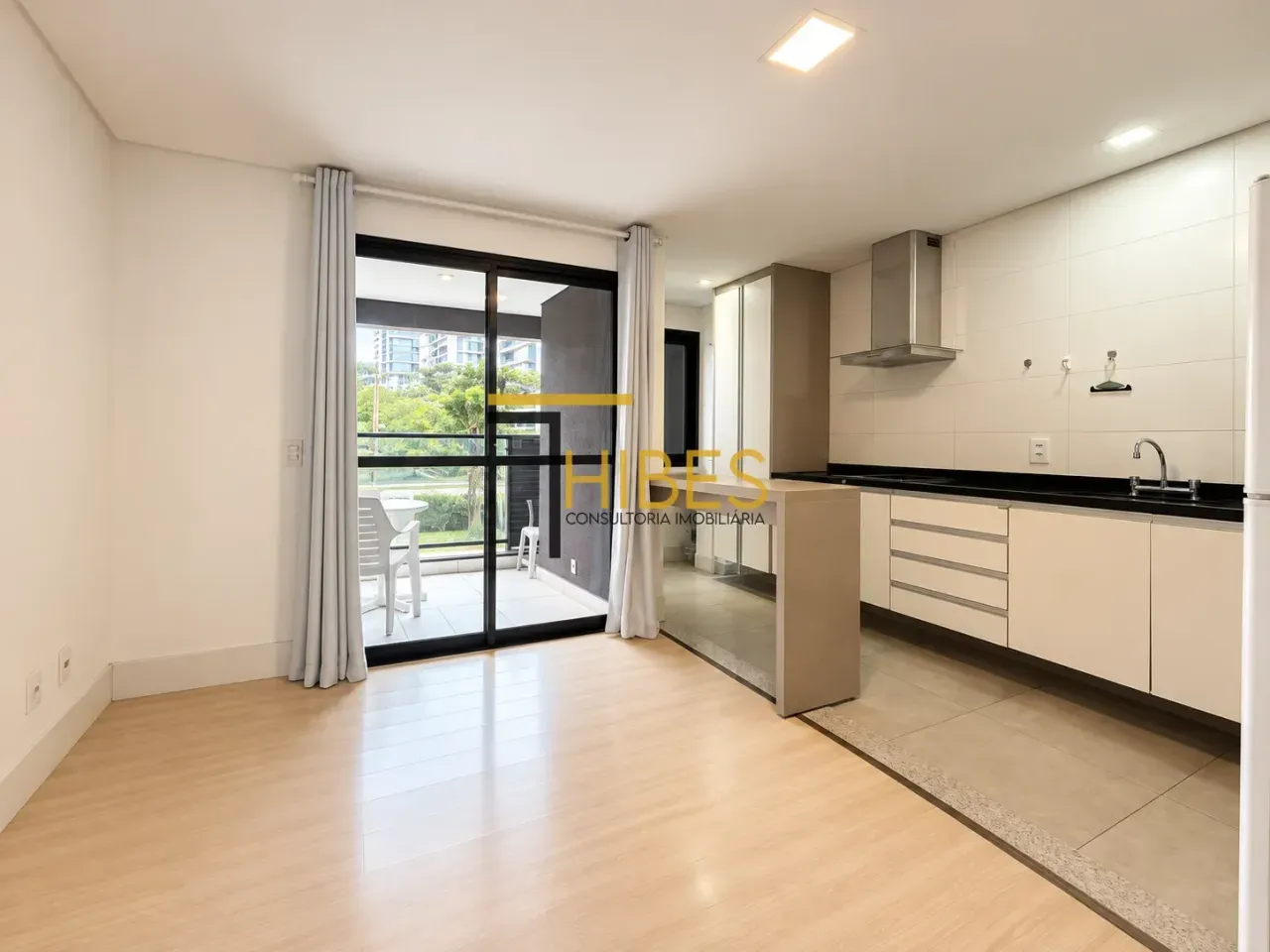 Furnished 1-bedroom apartment with parking and balcony — photo 31