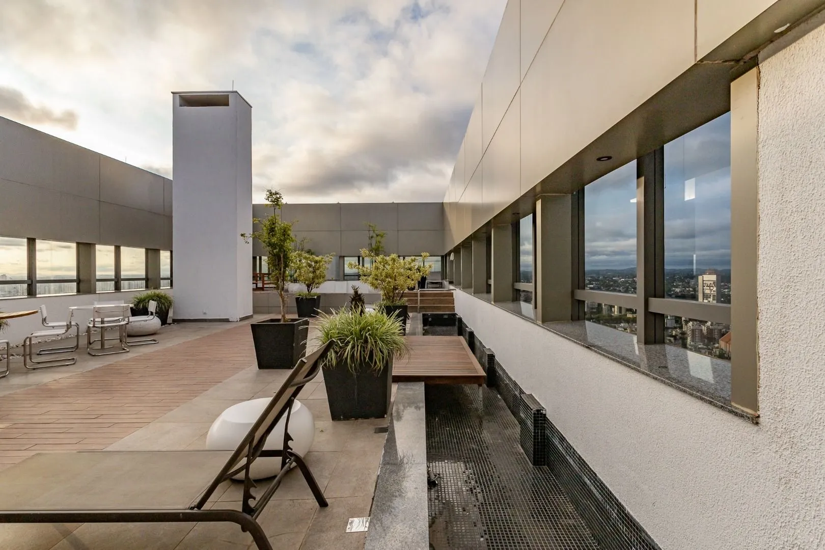 78 m² apartment with floor-to-ceiling windows and a bathtub — photo 23