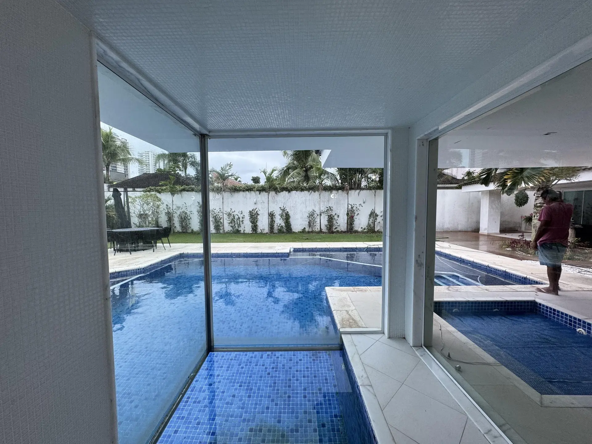 Bathtub in a 5-bedroom house, 1000 m² — photo 30