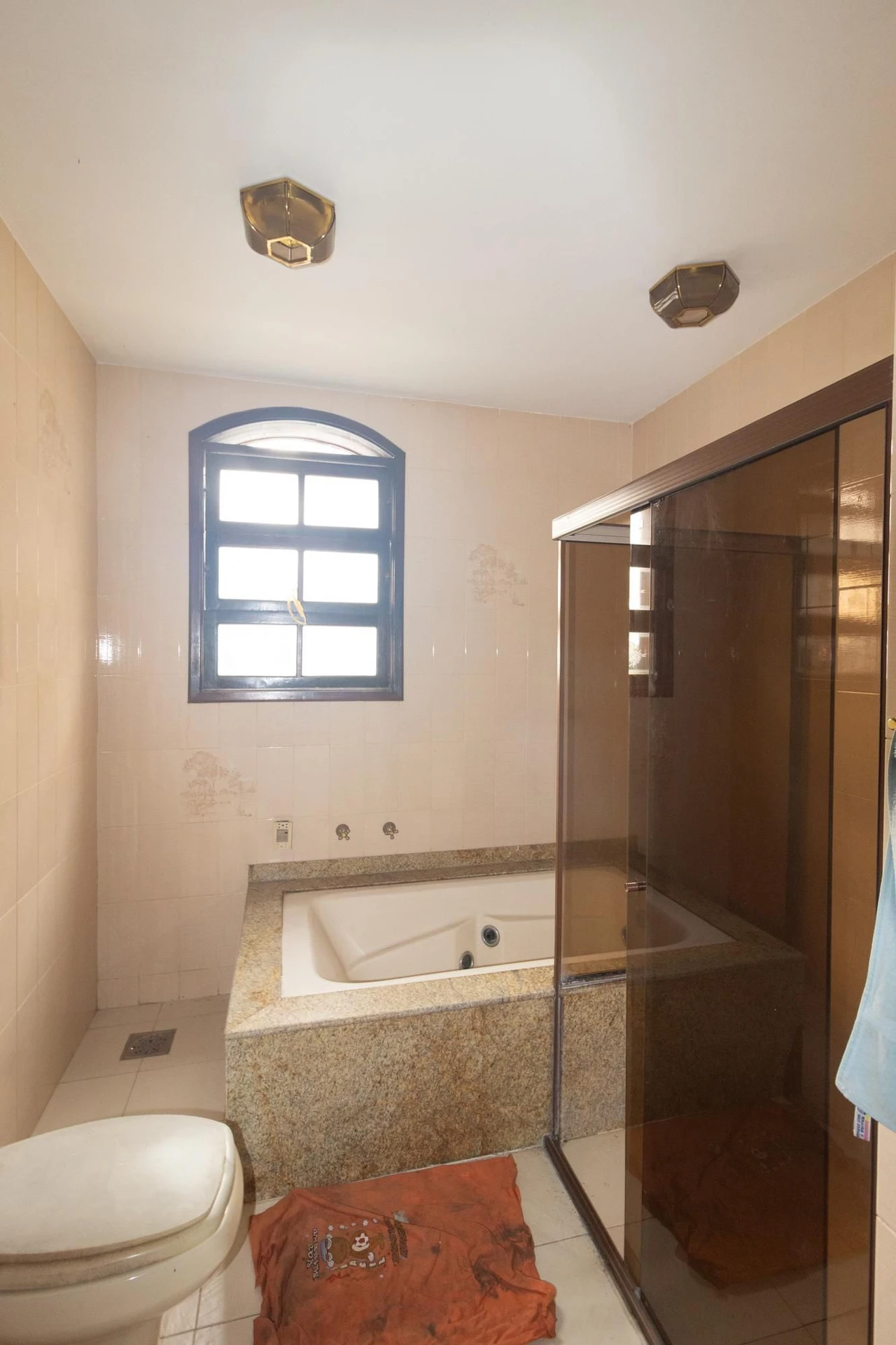 Bathtub in a 5-bedroom house, 626 m² — photo 65