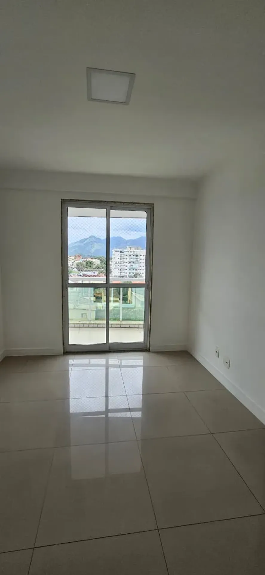 Apartamento con 4 dormitorios y balcón bien cuidado — photo 24