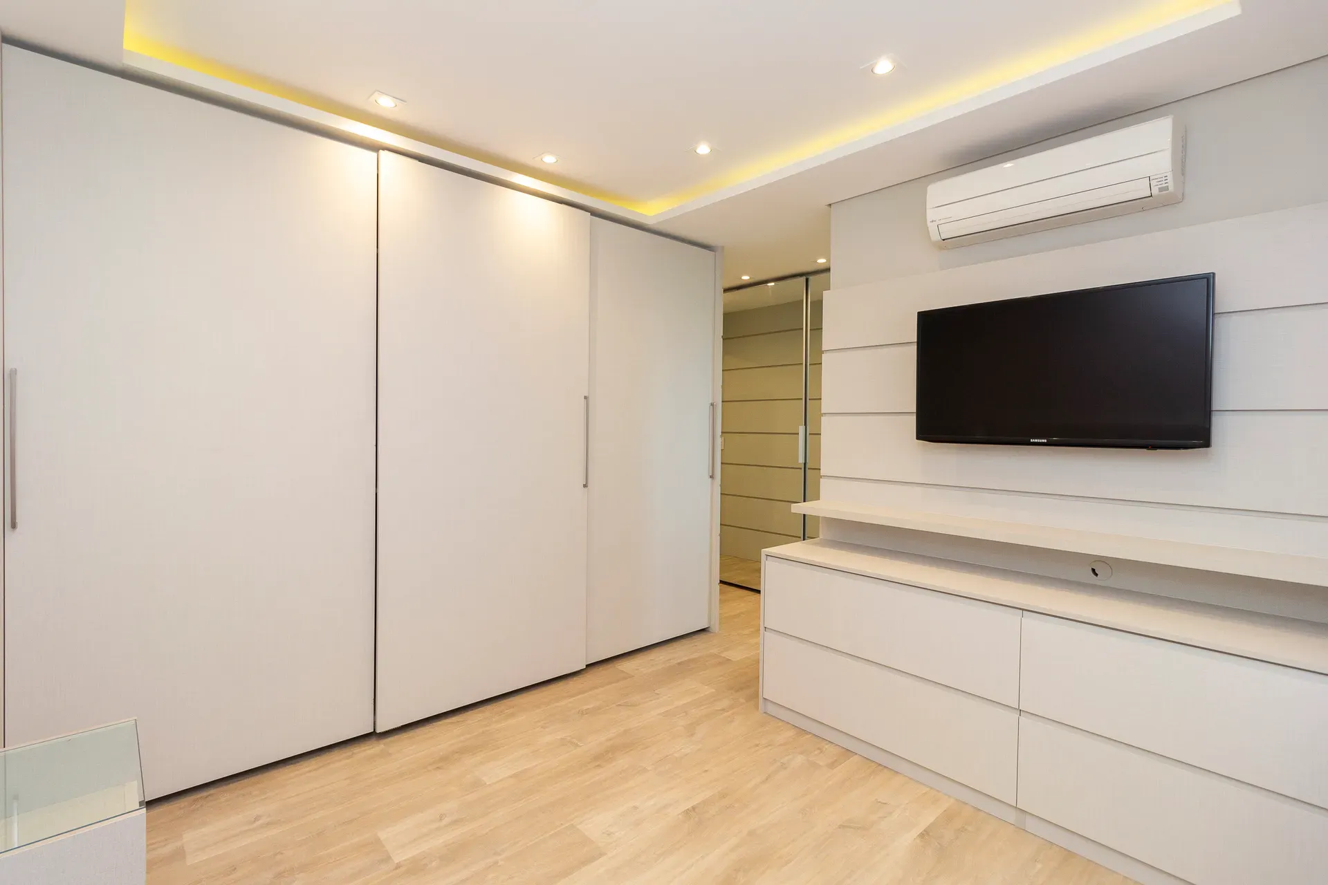 Unfurnished 4-bedroom apartment with 5 bathrooms — photo 62