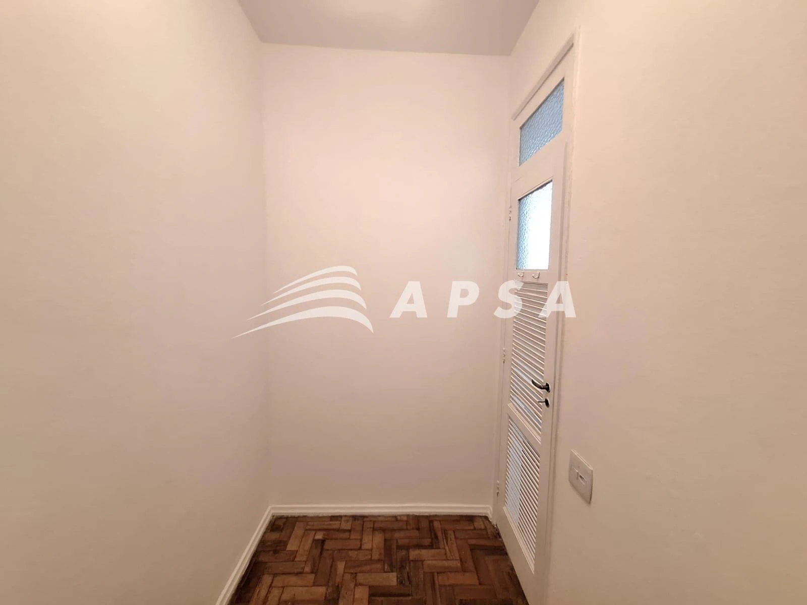 Wood or laminate floors in a one-bedroom apartment, 53 m² — photo 12