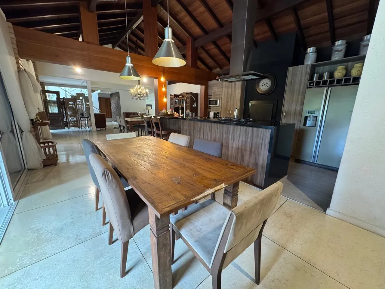 Casa mobiliada com 4 suítes e jardim privativo