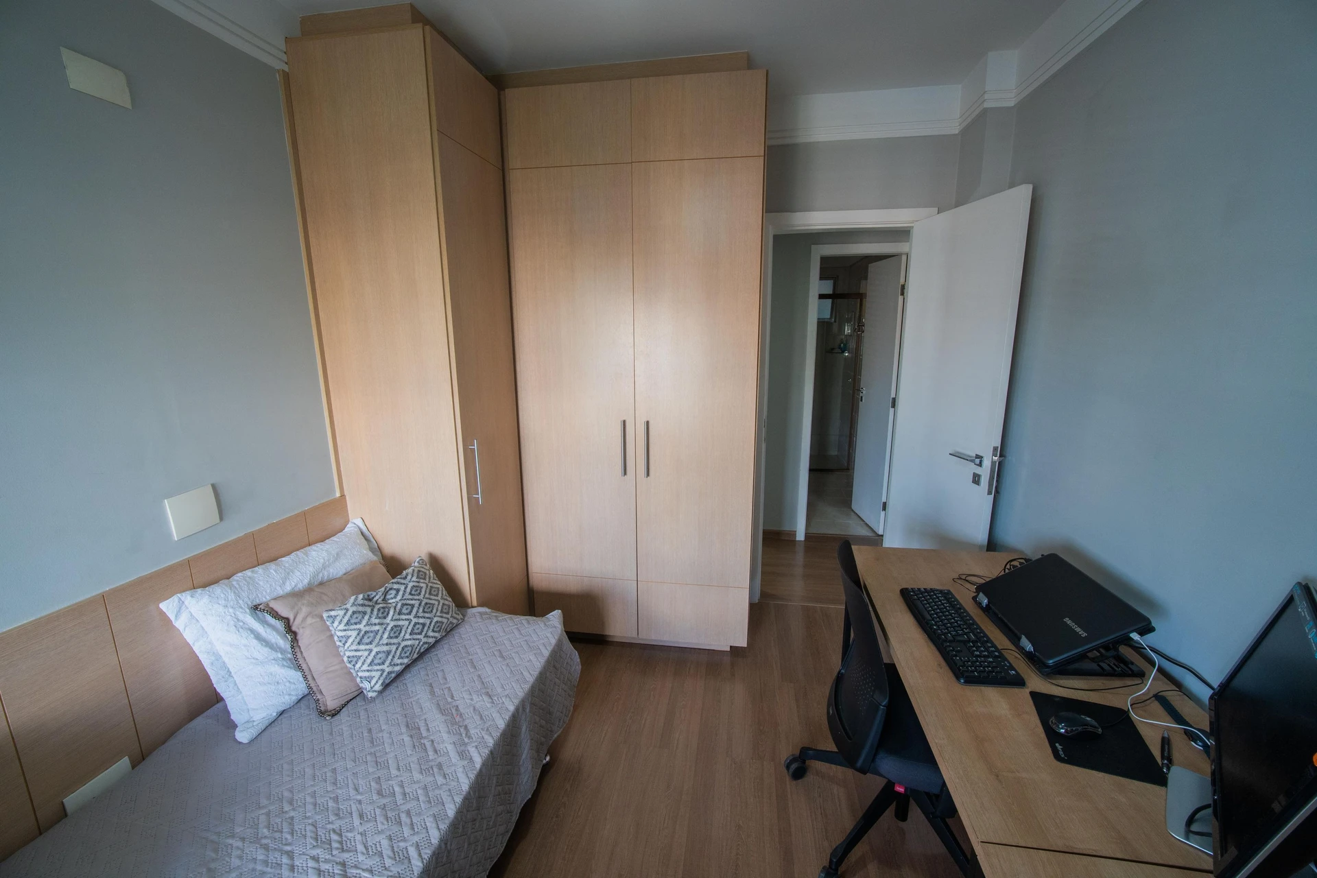 Walk-in closet in a 2-bedroom apartment, 91 m² — photo 36