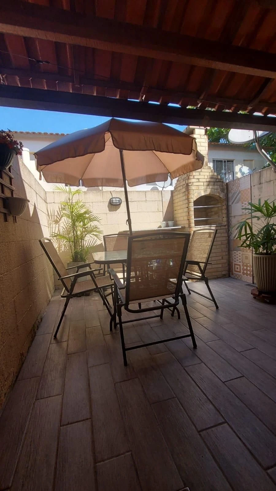 Balcony with a grill in a 2-bedroom house, 52 m² — photo 19