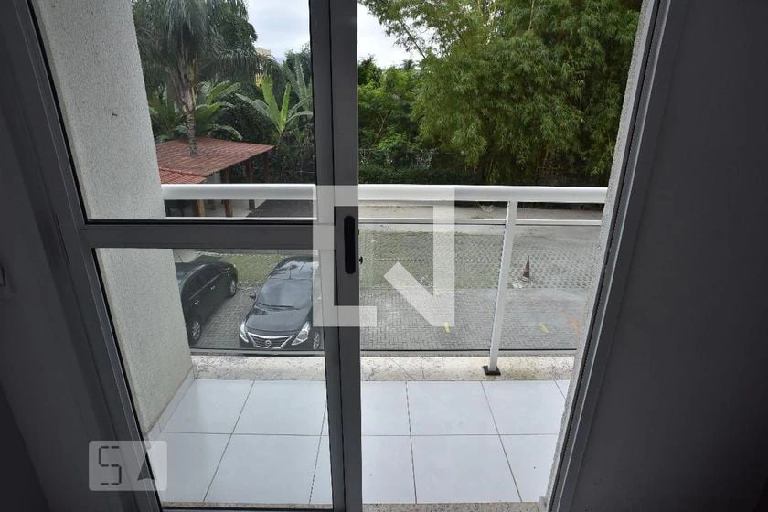 Apartamento de 2 quartos em condomínio com piscina — photo 17
