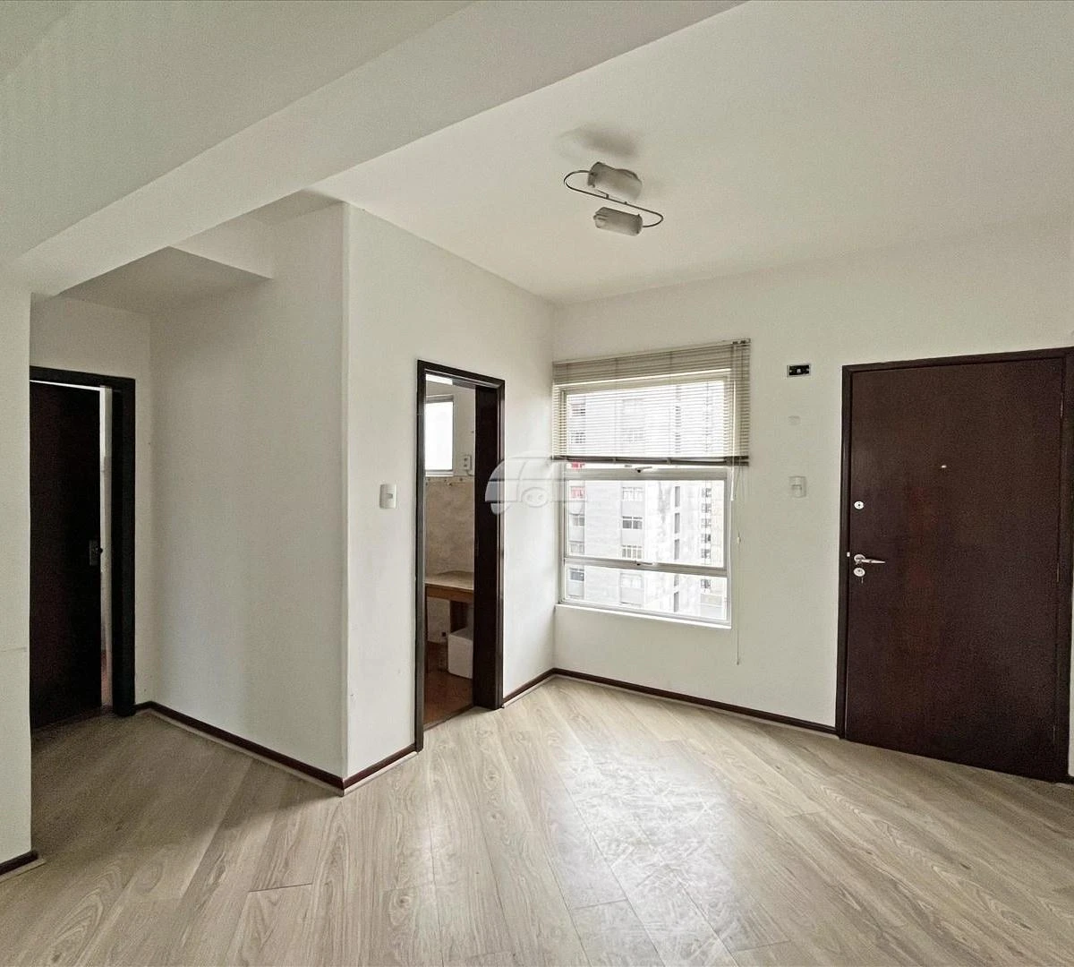 Departamento con piso de madera o laminado en Curitiba — photo 6